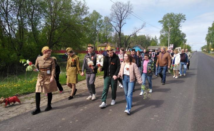 В Курской области семья ветерана Виктора Анпилогова прошла с портретами воевавших родственников