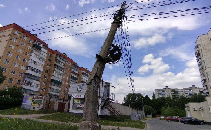 В Курске чиновники несколько дней игнорируют падающий столб на Студенческой