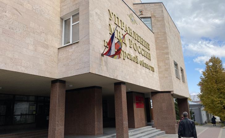 В Курской области мужчина перечислил аферистам 24 тысячи рублей за интим-услуги