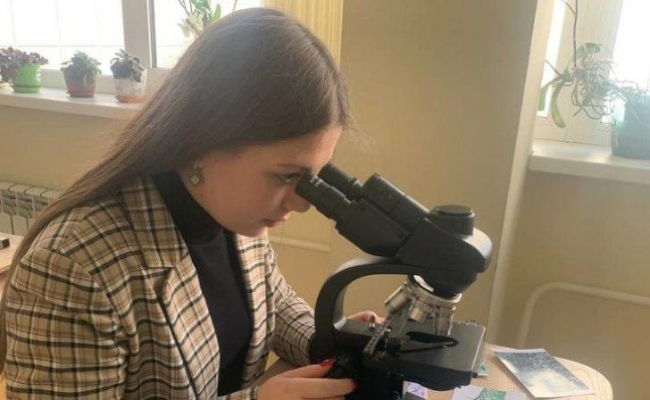 Курская школьница изучает утилизацию полиэтилена с использованием личинки малой восковой моли Курская школьница изучает утилизацию полиэтилена с использованием личинки малой восковой моли