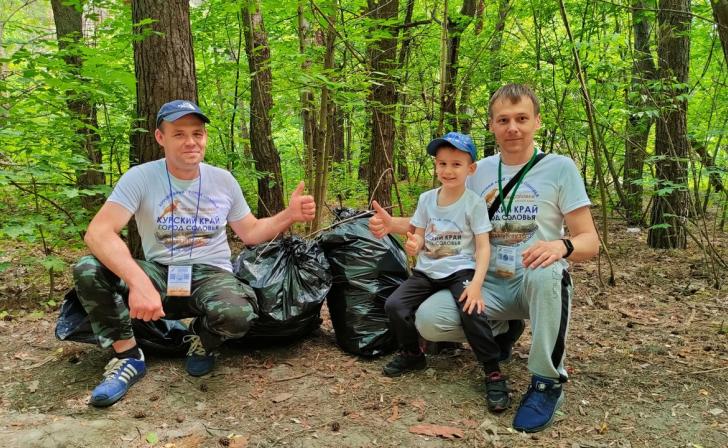 Курские волонтеры провели субботник в лесу на КЗТЗ