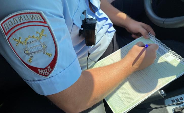 В Курской области сотрудника ДПС подозревают в получении взятки 20 тысяч рублей