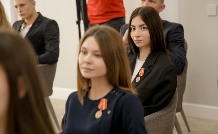 В Курске лучших спортсменов наградили памятными медалями «80 лет Победы в Курской битве»