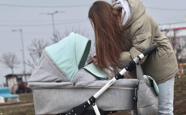 В Курске полицейские нашли женщину, подозреваемую в краже детской коляски