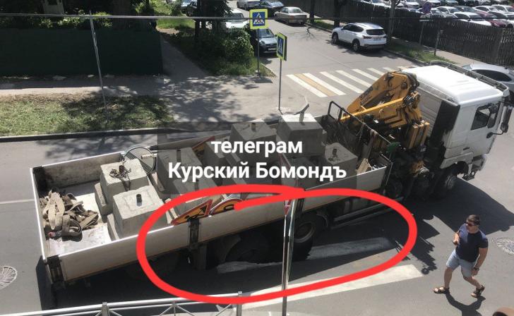 В Курске на Димитрова под грузовиком провалился асфальт