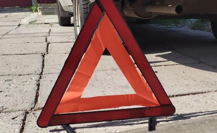 В Курской области автомобилист врезался в столб