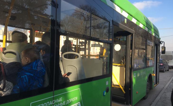 В Курске водитель автобуса не помог маме и сыну-колясочнику попасть в салон