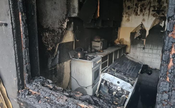 В Железногорске Курской области рано утром пожарные спасли 15 человек из горящего дома