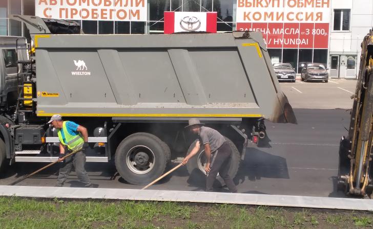 В центре Курска подрядчики ремонтируют дороги без выходных В центре Курска подрядчики ремонтируют дороги без выходных
