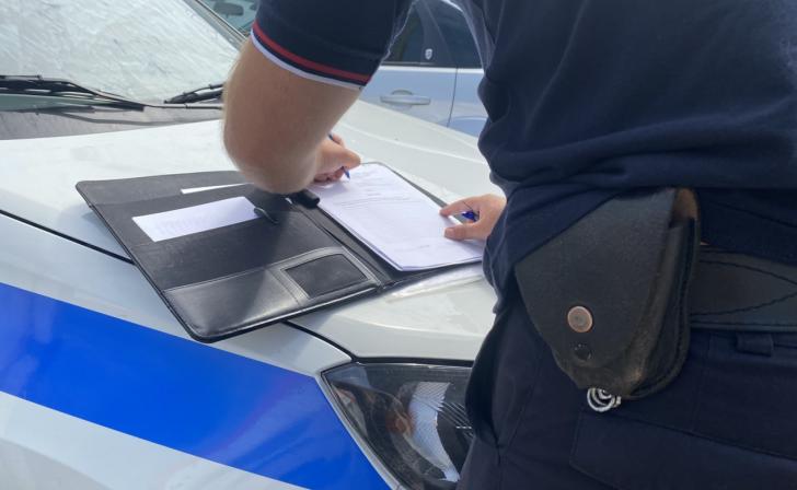 Курянин шёл по улице и забрал со скамейки женскую сумку с деньгами и золотой цепочкой