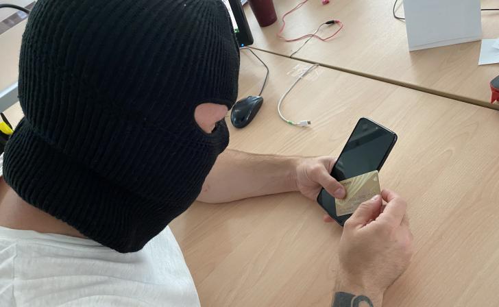 В Курске сотрудница вуза отдала телефонным мошенникам 920 тысяч рублей В Курске сотрудница вуза отдала телефонным мошенникам 920 тысяч рублей