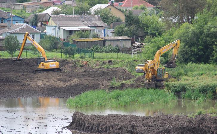 В Курской области расчищают беоега реки Медвенка