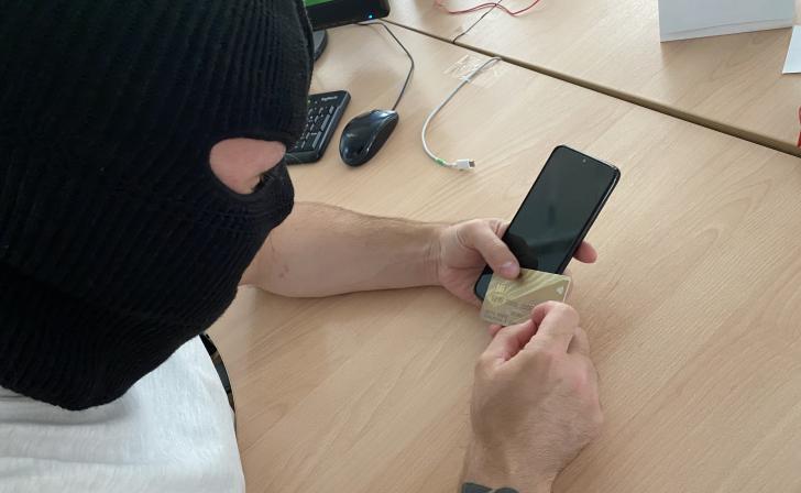 В Курске женщина дважды за три года отдала мошенникам по миллиону рублей