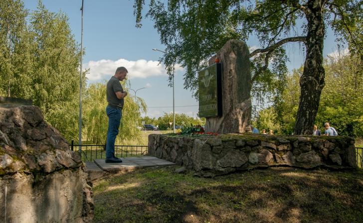 Курский губернатор Роман Старовойт возложил цветы к братской могиле гвардейцев-десантников