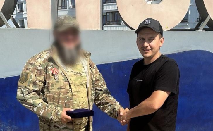 Мэр Курска Игорь Куцак наградил бойцов в Донецке и Мариуполе