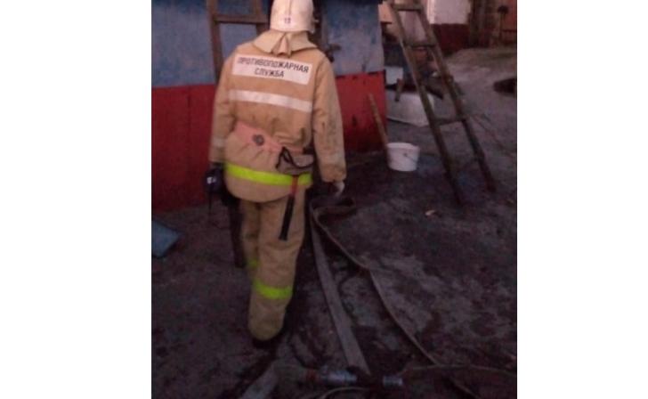 В Курской области пожар в п. Коммунар Советского района повредил кровлю дома и сарая