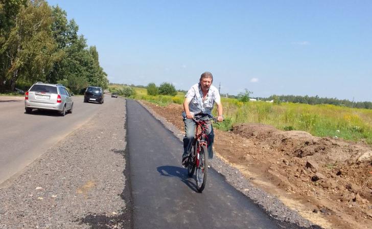 В Железногорском районе после 5 лет жалоб уложили тротуар на опасном участке дороги