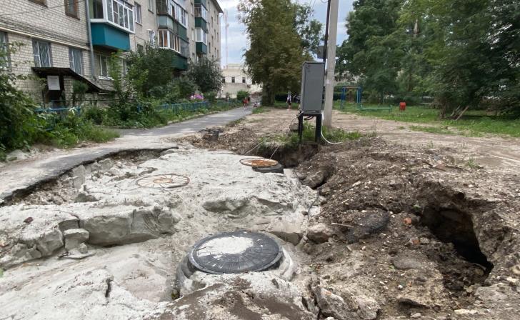 Куряне жалуются, что после работ «Квадры» 3 недели стоят открытые ямы и колодцы
