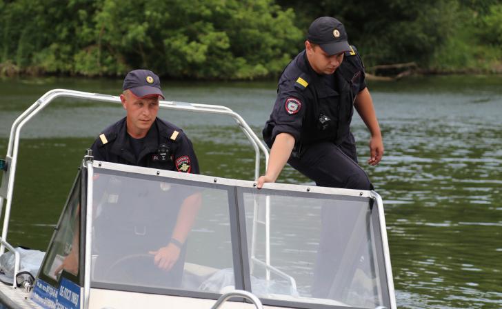 В Курске за порядком на пляжах следят полицейские на катере