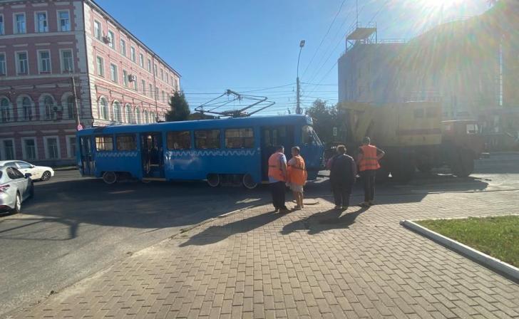 В Курске на ул. Добролюбова трамвай сошел с рельсов