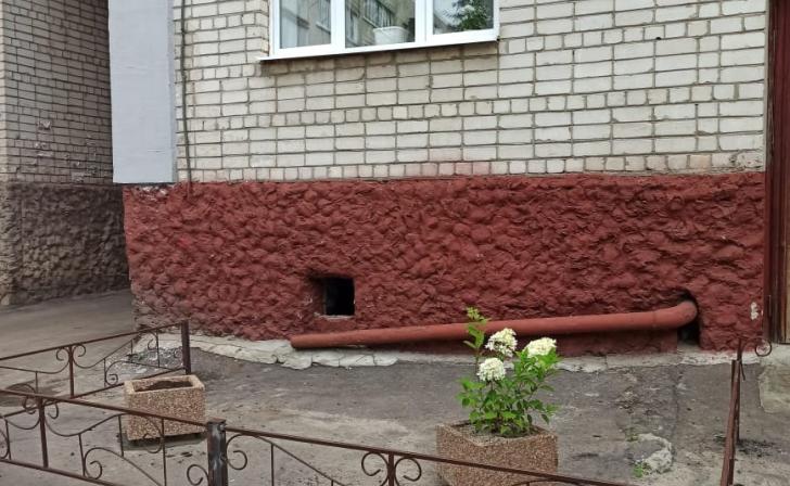 Жильцы дома на ул.Семеновская в Курске спорят за места для машин и клумб