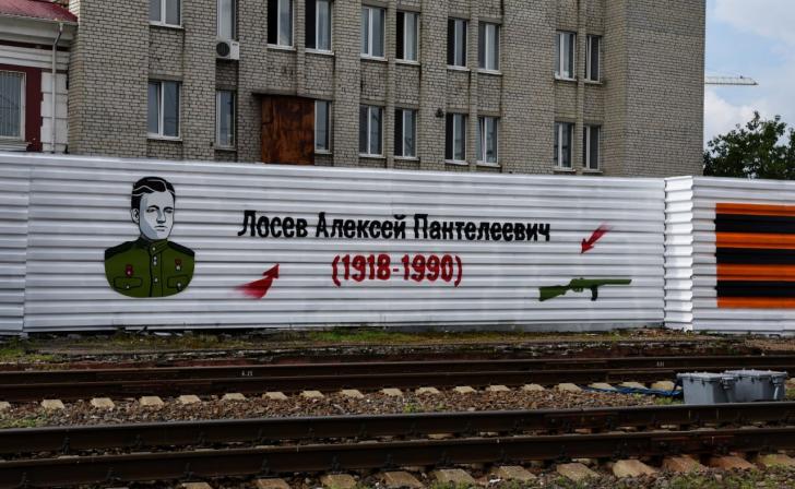 Вдоль железнодорожных путей разместили портреты восьми курян – героев Курской битвы
