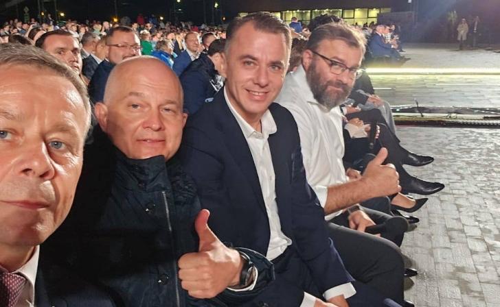 Курские чиновники и депутаты устроили фотоохоту на звезд