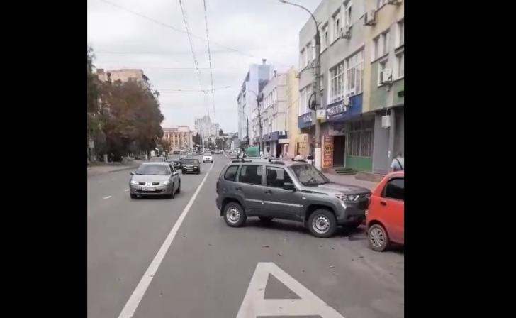 В Курске водители троллейбусов жалуются на припаркованные на выделенке авто