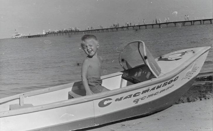 Курский губернатор опубликовал свои детские фото из Анапы