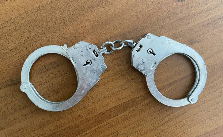 Во Льгове две пенсионерки отдали курьеру мошенников около 1 млн рублей