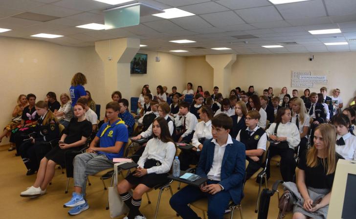 Специалисты Центра поддержки молодёжных инициатив встретились с курскими школьниками