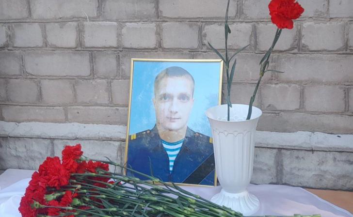 В Курске в школе №39 открыли мемориальную доску памяти погибшего в СВО Романа Скорова