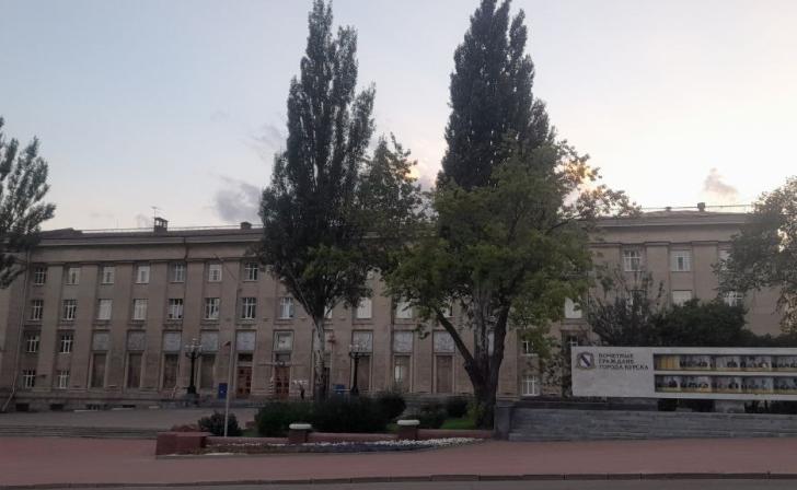 Жители Курской области могут по почте отправить посылку в зону СВО