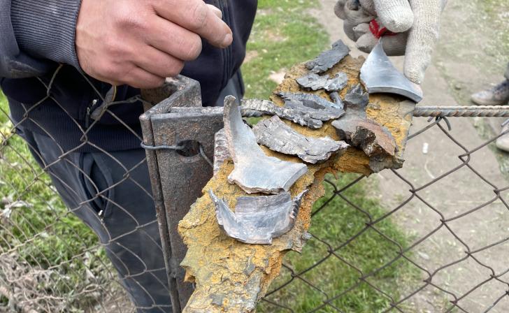 В деревне Шагарово Глушковского района после крушения обломков повреждены крыша дома и автомобиль