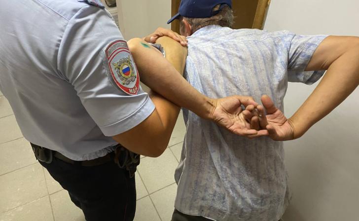 Курянин украл у женщины кошелек прямо в магазине