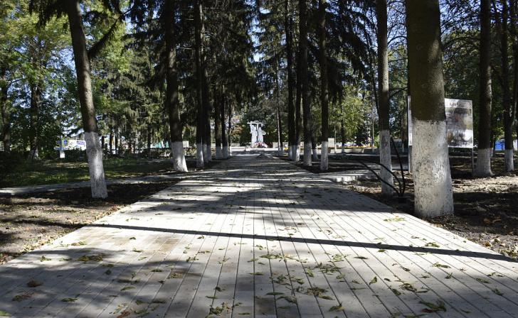 В Обояни продолжают ремонтировать парк Юных пионеров