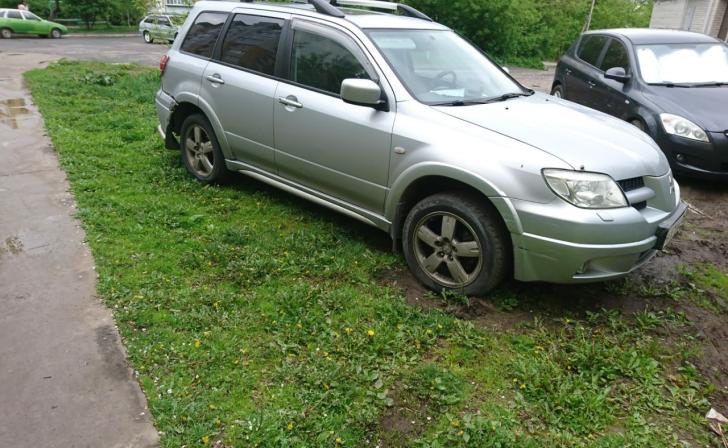 В Курске в Сеймском округе за парковку на газонах наказаны 12 водителей