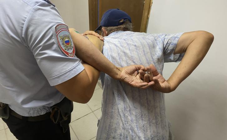 Курского полицейского приговорили к 3,6 годам условно за насилие над задержанным