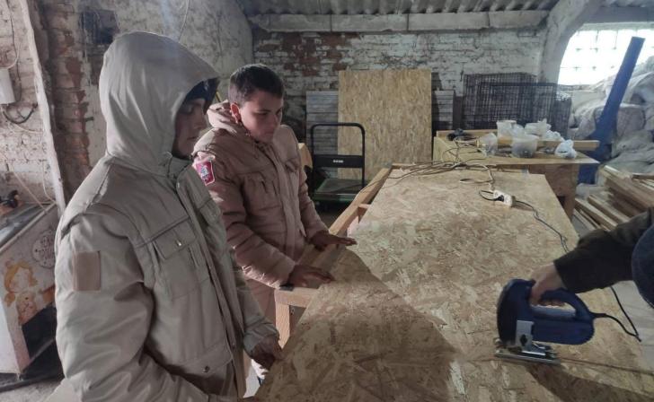 Юнармейцы из курской школы сделали новые будки для приюта «Право жить»