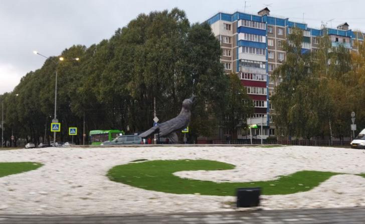 В Курске на проспекте Хрущева установили третью скульптуру соловья