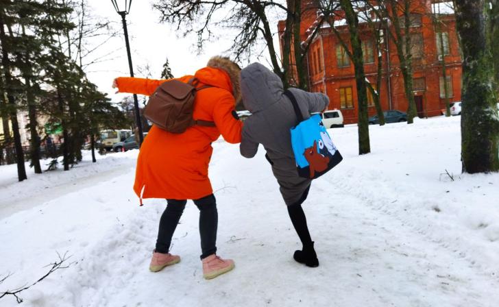 В Курске с закусочной взыскали 290 тыс.рублей в пользу упавшей из-за гололеда женщины