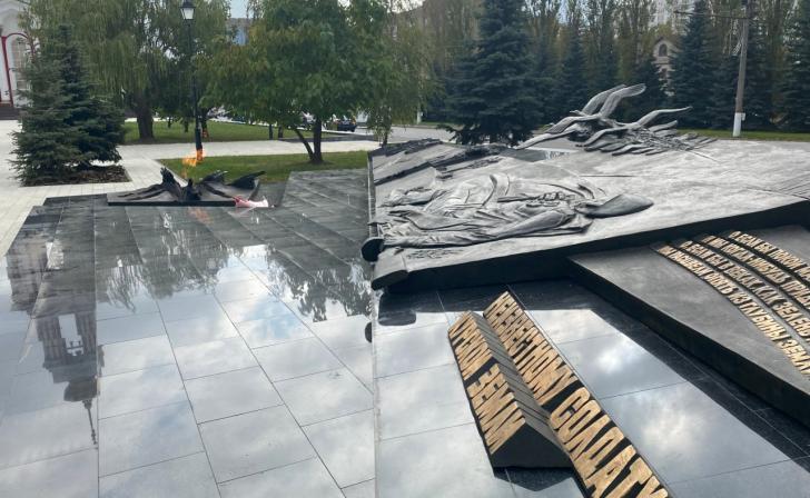 На мемориале «Курская дуга» состоялась церемония возложения цветов, посвященная Дню народного единства