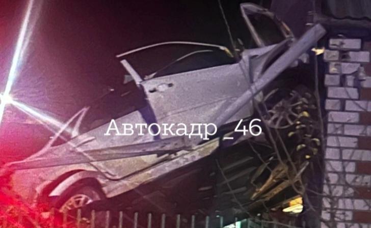 В Курске в жилой дом врезался автомобиль, за рулем которого находился подозреваемый в угоне В Курске в жилой дом врезался автомобиль, за рулем которого находился подозреваемый в угоне