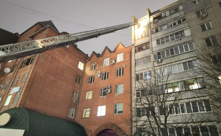 В Курске пожарные эвакуировали 28 человек из горящего дома на ул.Павлуновского