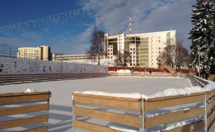 В Курске возле стадиона «Трудовые резервы» начался монтаж Губернского катка