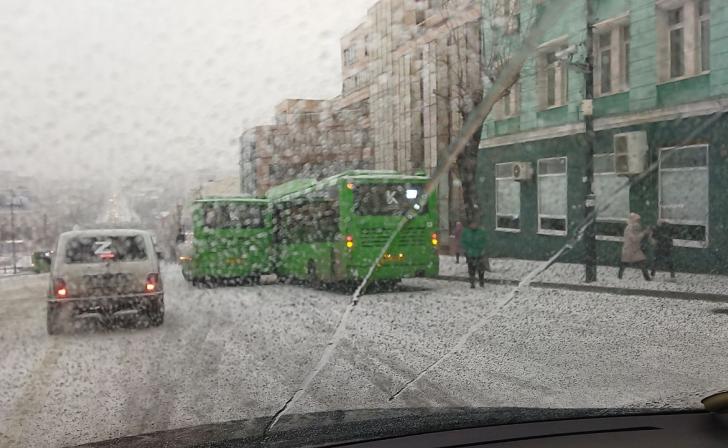 Курский мэр назвал обстановку на дорогах сложной из-за снегопада Курский мэр назвал обстановку на дорогах сложной из-за снегопада