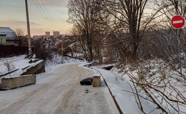 В Курске на «пьяной» дороге бетонные блоки сдвинули в сторону