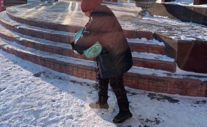 В Курске убирают скверы от снега