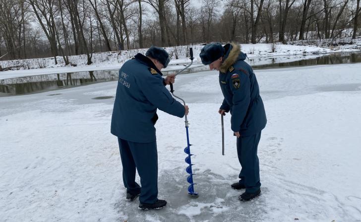 В Курской области толщина льда на водоёмах составляет 1 сантиметр