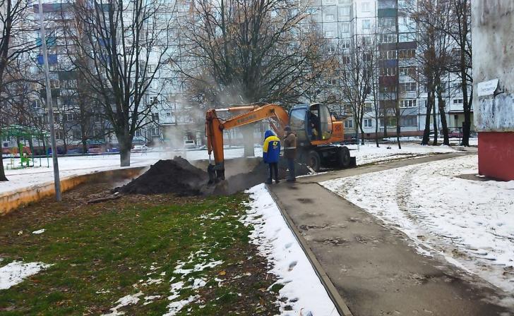 В Курске на проспекте Энтузиастов «Квадра» откачивает воду